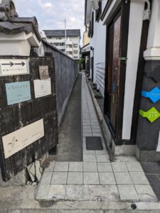 蔵久小路のレール跡をすすむと